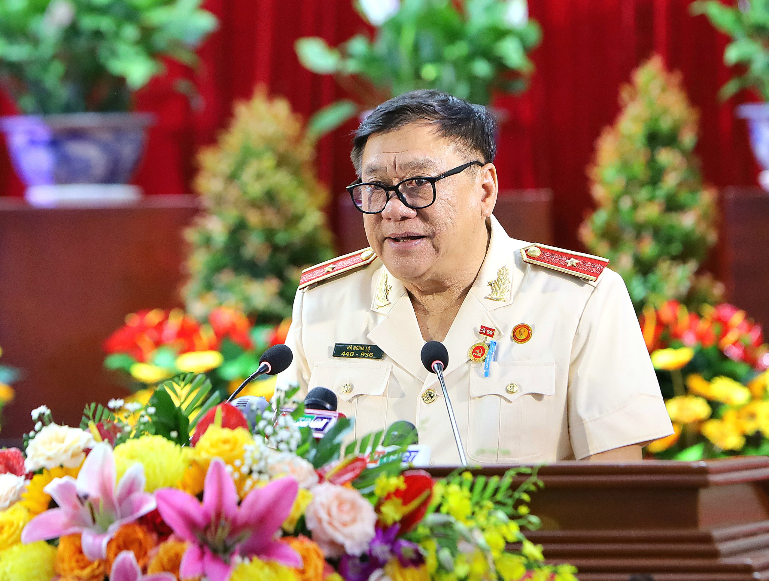 Thiếu tướng Hà Nghĩa Lộ - Nguyên Giám đốc Công an TP. Cần Thơ thay mặt các Đảng viên cao niên tuổi Đảng nhận huy hiệu phát biểu cảm tưởng.