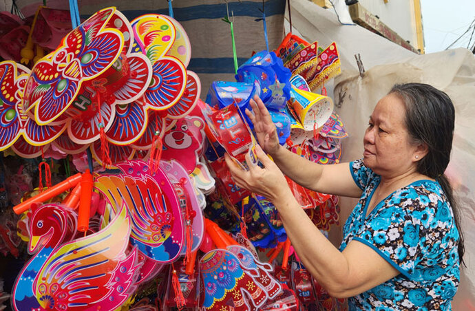 Lồng đèn Trung thu bày bán trên đường 30 tháng 4.