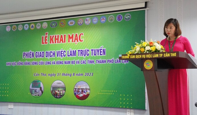 Bà Nguyễn Thị Kim Chung - Phó Giám đốc Trung tâm DVVL TP Cần Thơ phát biểu tại Lễ khai mạc Phiên GDVL trực tuyến khu vực ĐBSCL, Đông Nam Bộ và các tỉnh, thành phố lân cận quý 3 năm 2023.