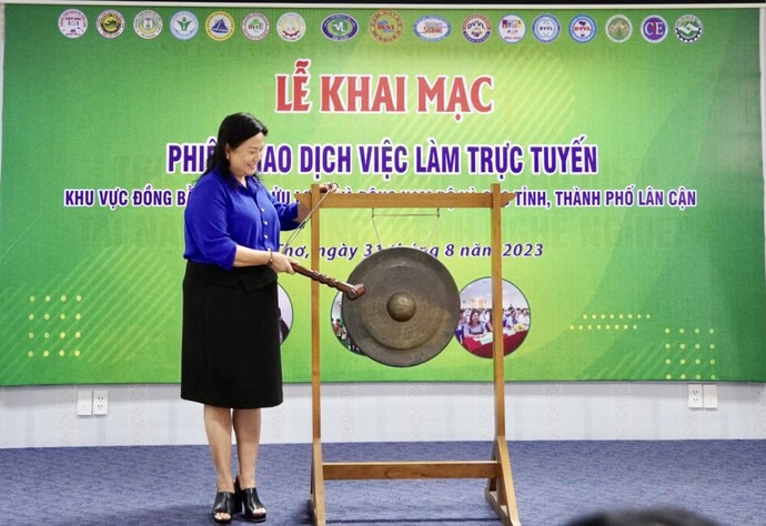 Trần Thị Xuân Mai, Ủy viên UBND thành phố, Giám đốc Sở LĐ-TBXH thành phố Cần Thơ đánh cồng khai mạc Phiên giao dịch việc làm trực tuyến.