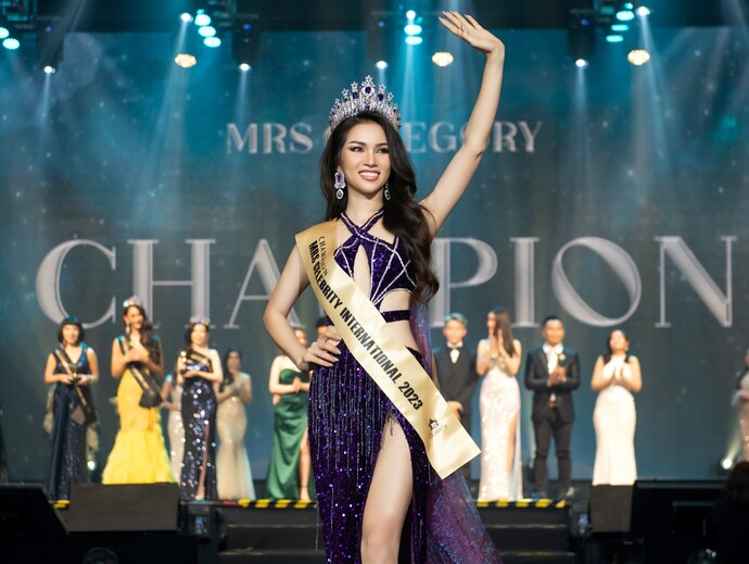 Hà Bích Ngọc ghi dấu nhan sắc Việt vào bản đồ sắc đẹp quốc tế với danh hiệu Hoa hậu Quý bà Siêu sao Quốc tế - Mrs Celebrity International 2023.