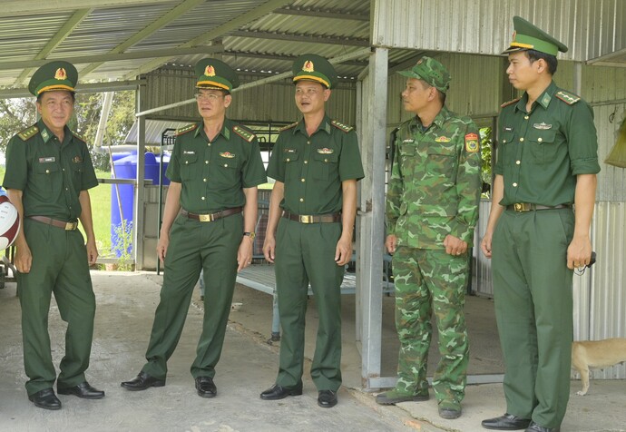 Đại tá Huỳnh Văn Đông (thứ 2 từ trái qua) - Bí thư Đảng ủy, Chính ủy Bộ Chỉ huy Bộ đội Biên phòng Kiên Giang kiểm tra tình hình khu vực biên giới và thăm, động viên tinh thần cán bộ, chiến sĩ chốt Biên phòng Chợ Đình, đồn BP Vĩnh Điều.