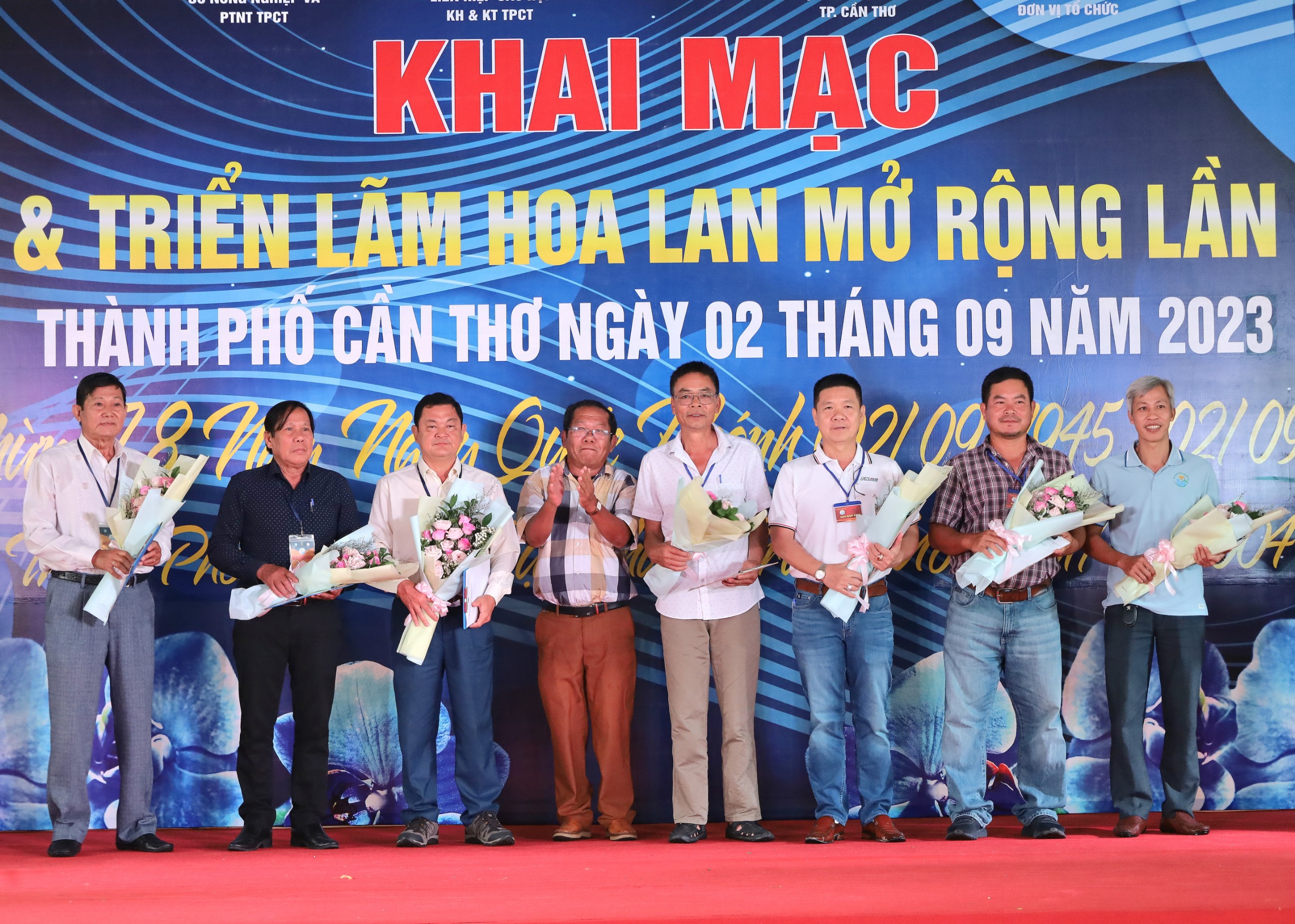 Ông Nguyễn Quang Hưng - Phó Chủ tịch Hội Snh vật cảnh TP. Cần Thơ, Phó Trưởng Ban thường trực tổ chức trao tặng hoa cho ban giám khảo.