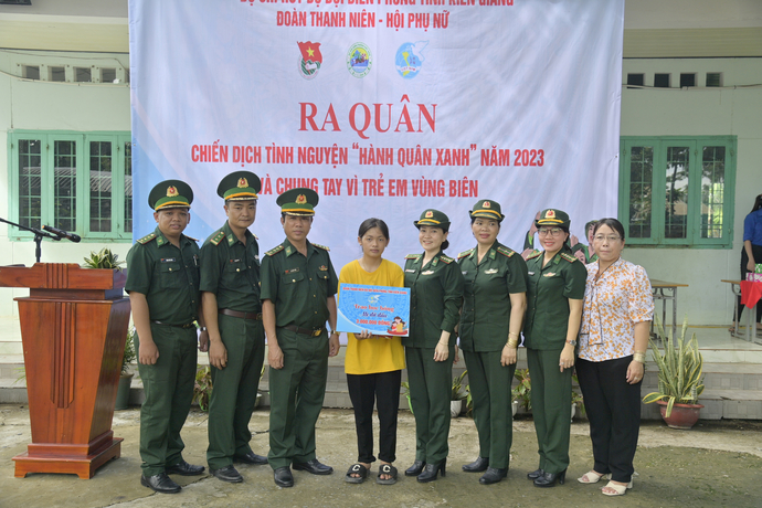 Đoàn thanh niên, Hội phụ nữ BĐBP Kiên Giang trao học bổ 3 triệu đồng, trong chương trình mẹ đỡ đầu cho em: Lê Tường Vân học sinh trường THCS Phú Lợi, huyện Giang Thành.