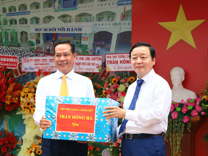 Phó Thủ tướng Chính phủ Trần Hồng Hà tặng quà cho Trường THCS Đoàn Thị Điểm, quận Ninh Kiều.