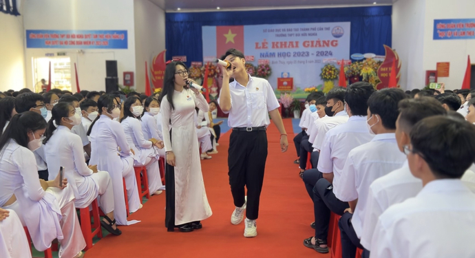 Tiết mục văn nghệ tươi vui, sống động do hai em học sinh Nguyễn Phúc Hưng 12A4 và Nguyễn Xuân Quỳnh 12A8 trình bày.