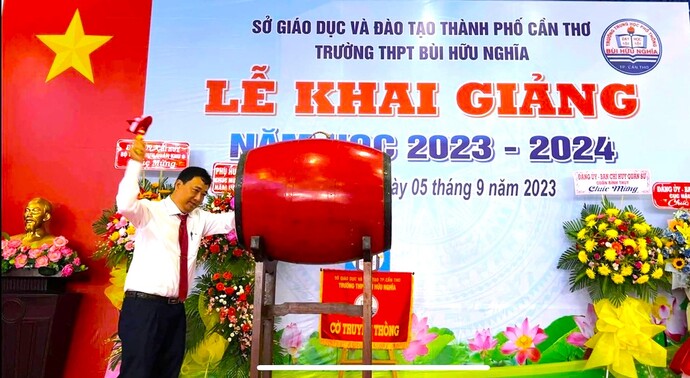 Thầy Lâm Đức Thành - Hiệu trưởng trường THPT Bùi Hữu Nghĩa đánh trống khai giảng năm học mới.