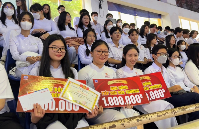 Nhiều món quà, phần thưởng của ngân hàng Vietcombank, công ty Honda Hồng Đức 3, và của các nhà hảo tâm dành tặng cho học sinh giỏi của trường.
