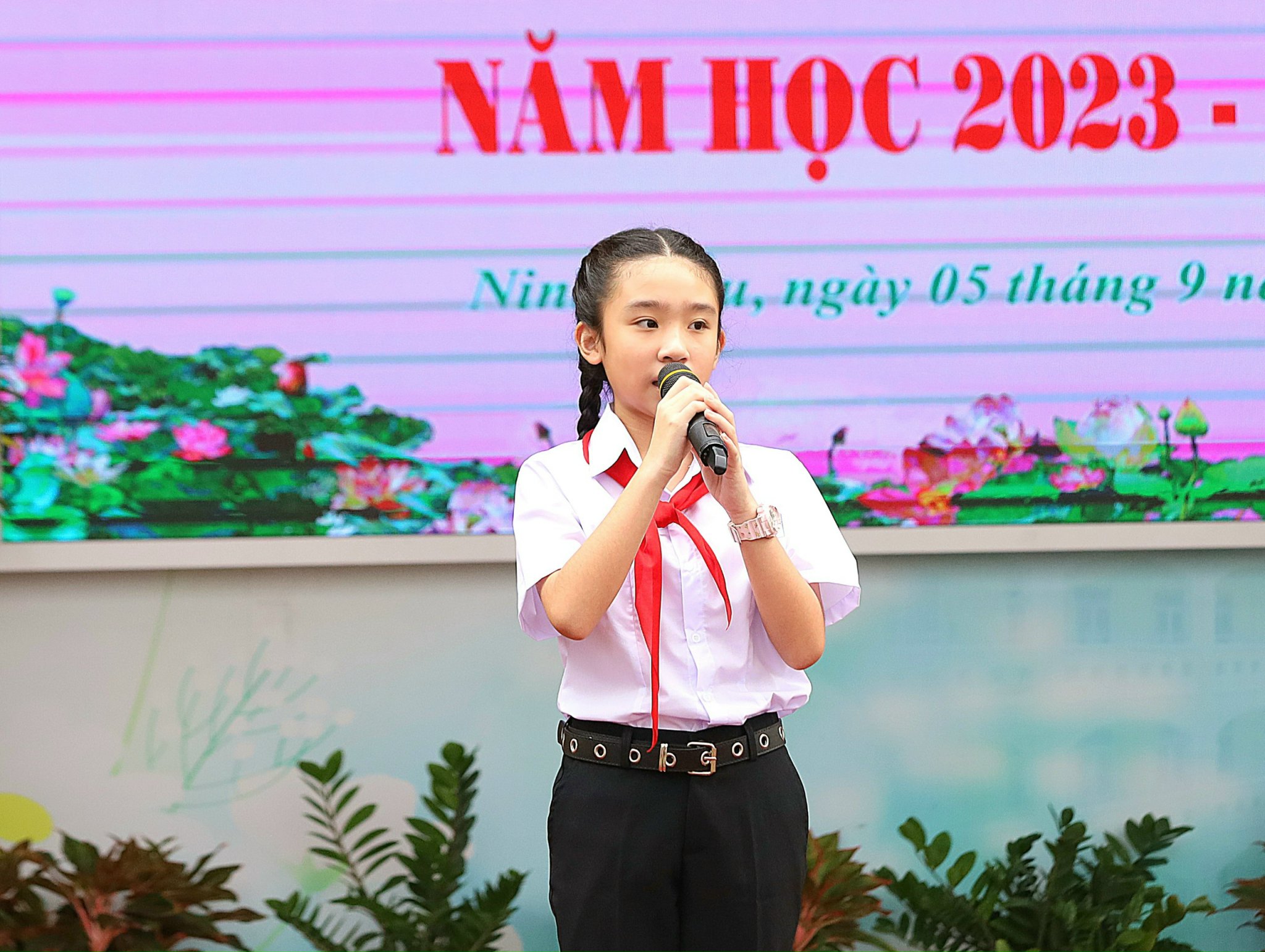 Em Bùi Tiên Triều - Học sinh lớp 6A5 đại diện học sinh lớp 6 phát biểu cảm tưởng nhân dịp năm học mới 2023 - 2024.