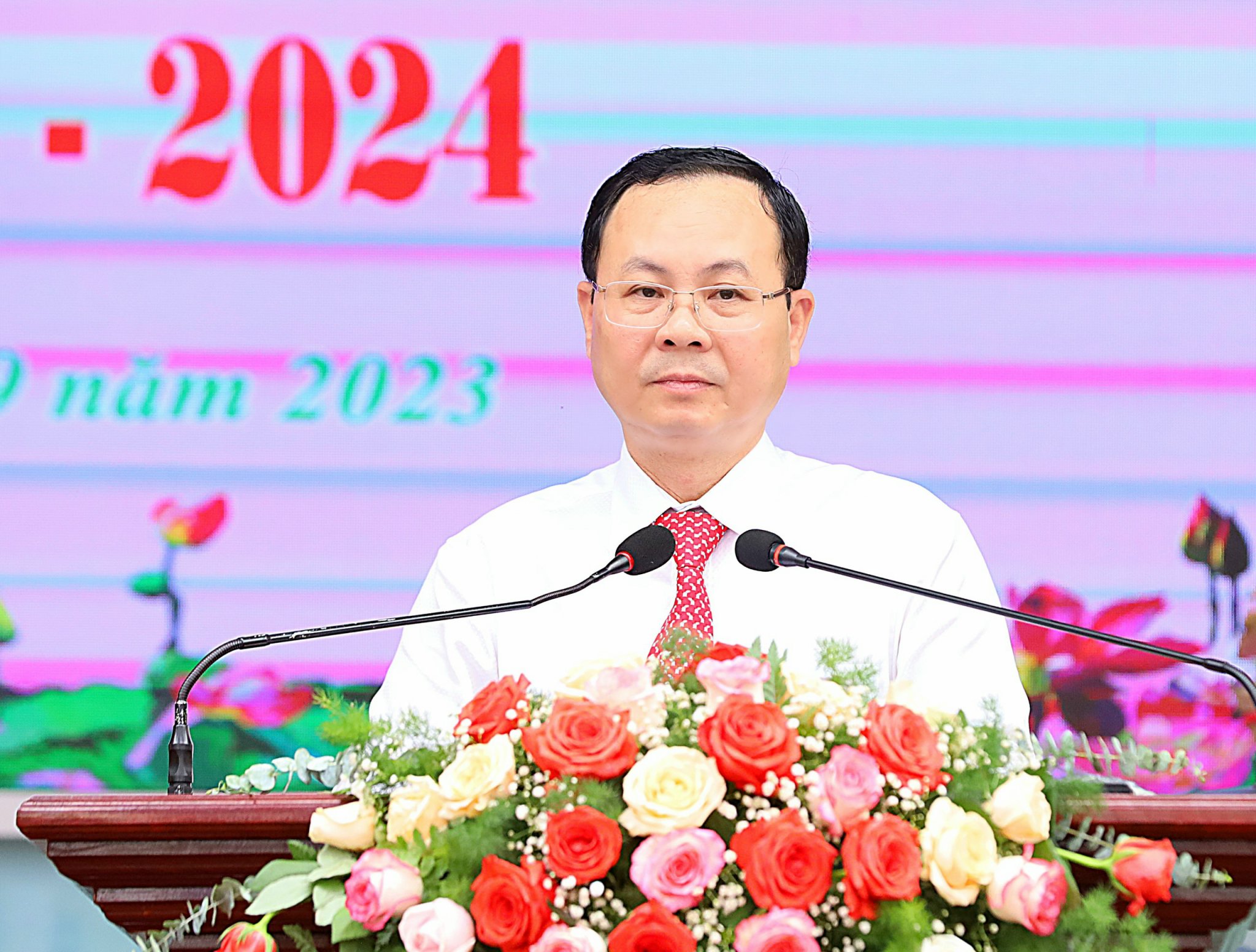 Ông Nguyễn Văn Hiếu - Bí thư Thành ủy Cần Thơ đọc Thư của Chủ tịch nước Võ Văn Thưởng gửi ngành Giáo dục nhân dịp Khai giảng năm học mới 2023 - 2024.