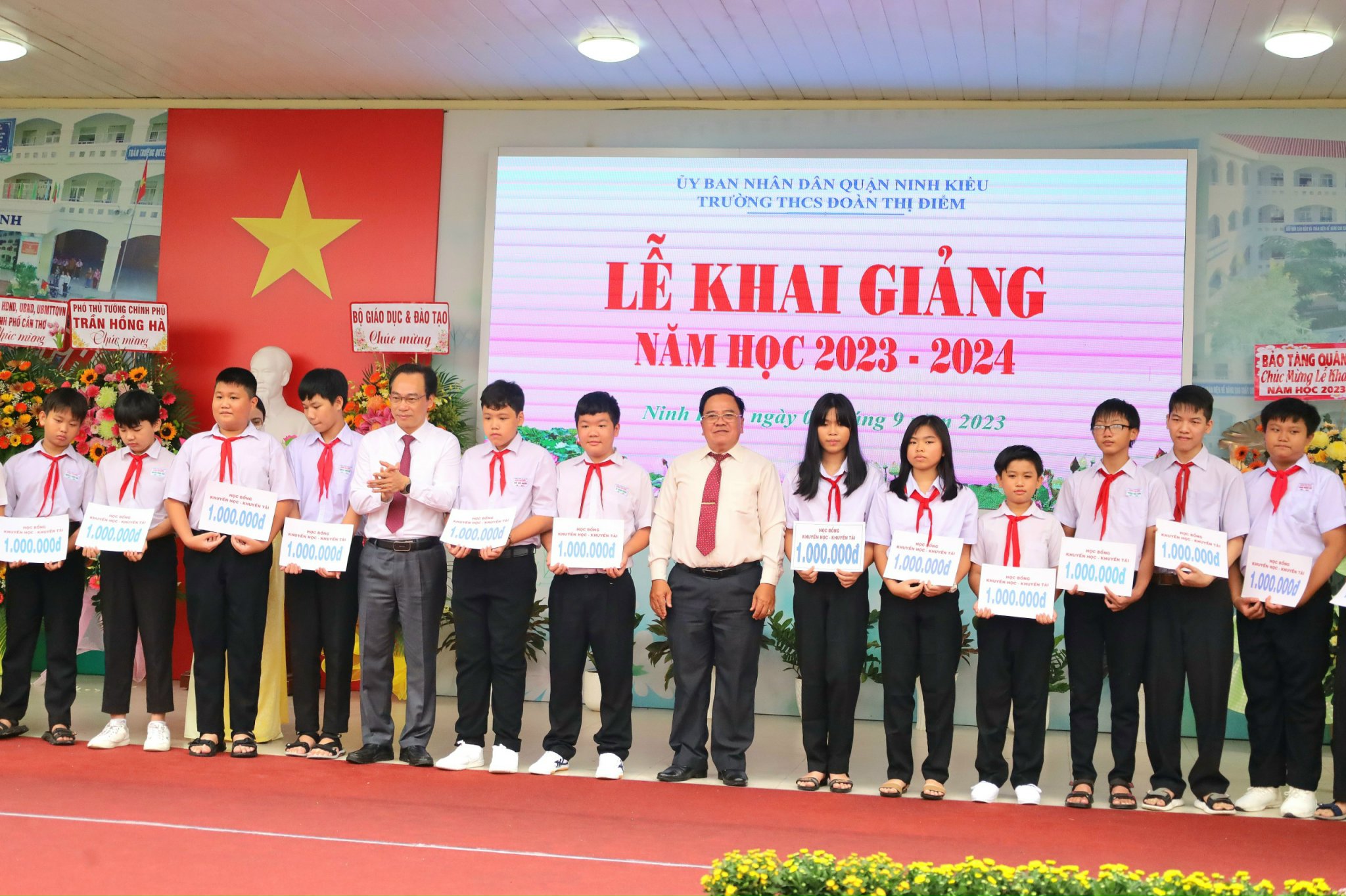 Ông Hoàng Minh Sơn - Thứ trưởng Bộ GD&ĐT và ông Nguyễn Thanh Xuân – Chủ tịch Hội Khuyến học TP. Cần Thơ tặng quà cho các em học sinh.