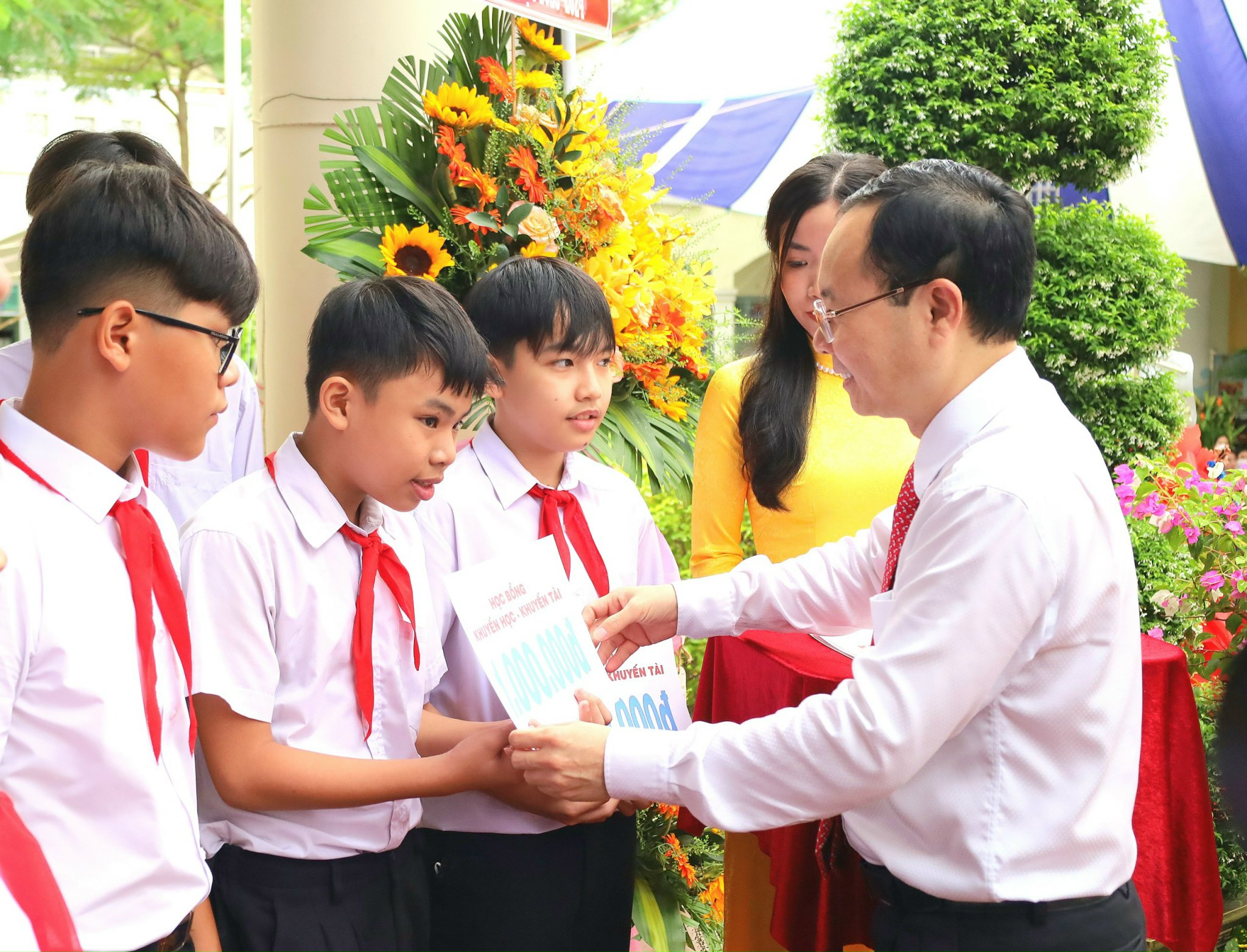 Ông Nguyễn Văn Hiếu - Bí thư Thành ủy Cần Thơ trao tặng học bổng cho các em học sinh.
