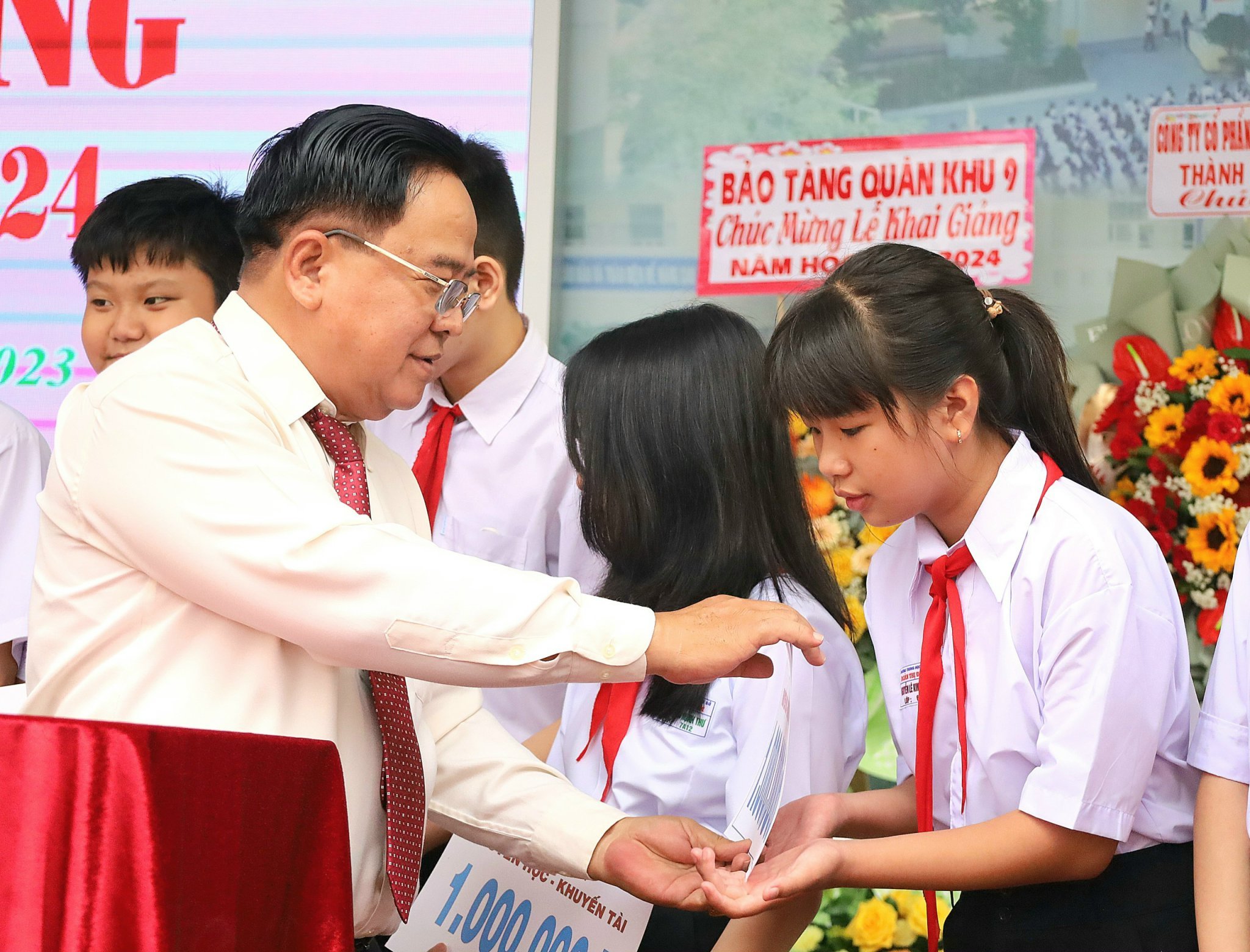 Ông Nguyễn Thanh Xuân – Chủ tịch Hội Khuyến học TP. Cần Thơ tặng học bổng cho các em học sinh.