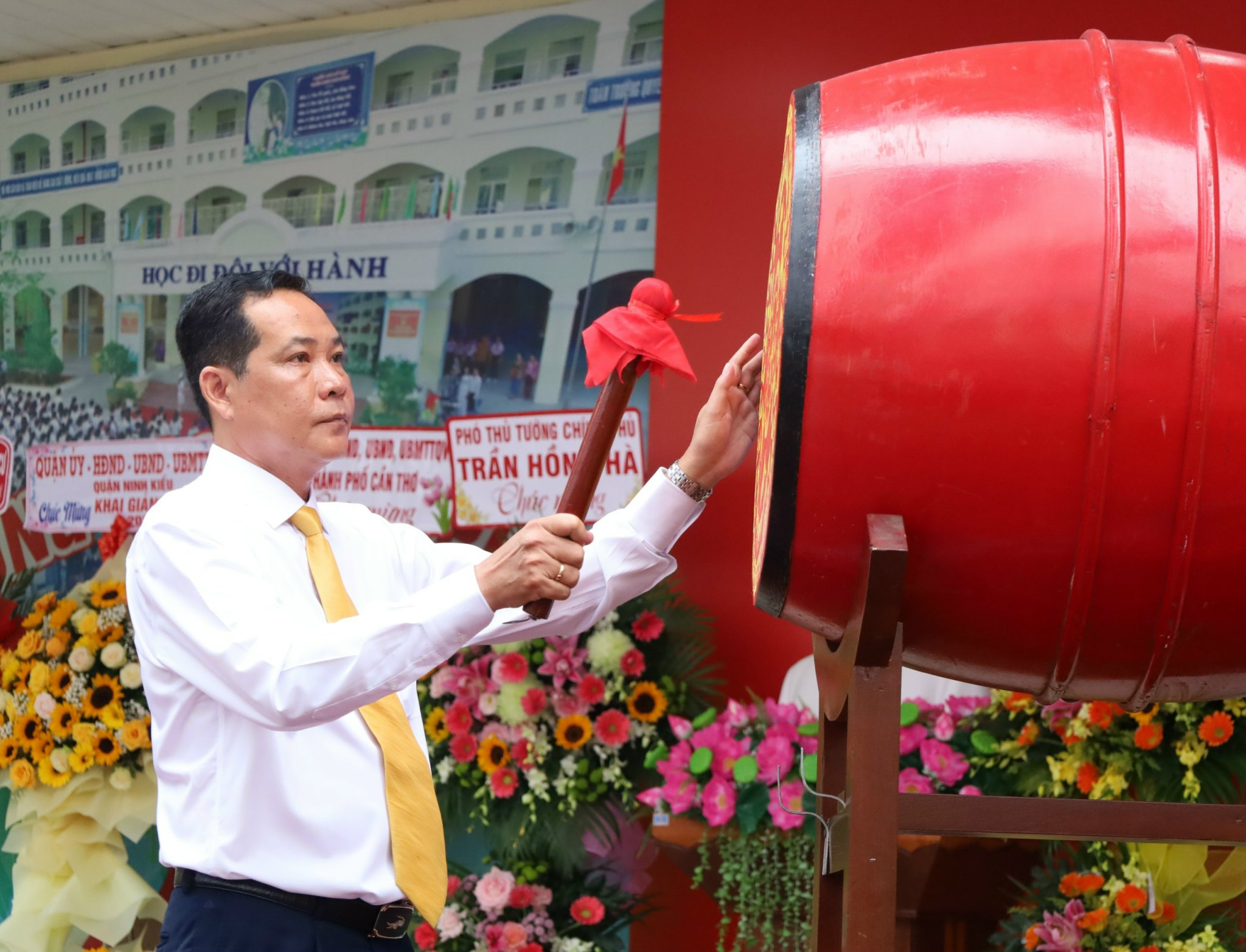 Thầy Trương Vĩnh Khoa - Hiệu trưởng Trường THCS Đoàn Thị Điểm, quận Ninh Kiều đánh trống khai giảng năm học mới..