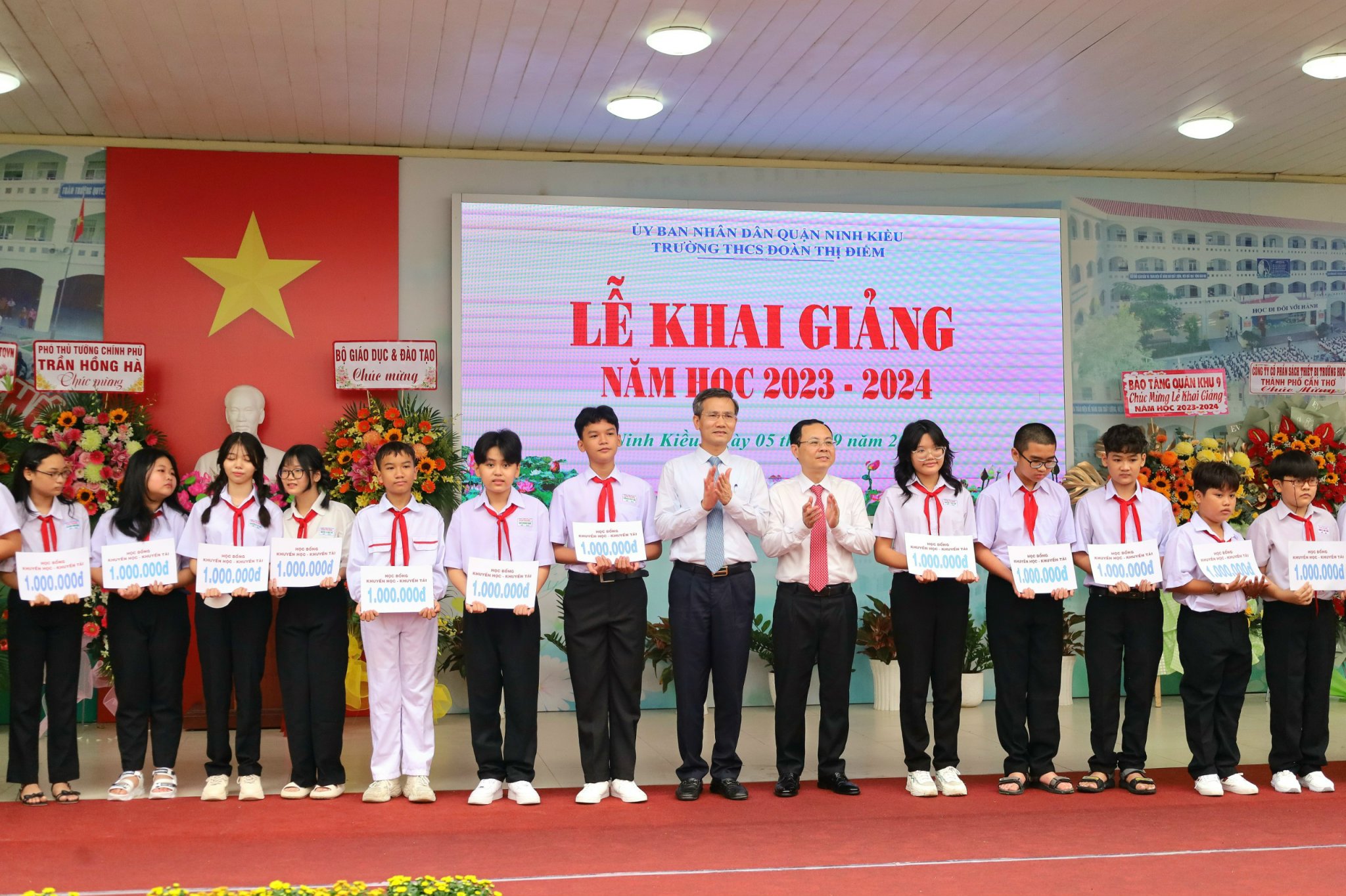 Ông Cao Huy - Phó Chủ nhiệm Văn phòng Chính phủ và Ông Nguyễn Văn Hiếu - Bí thư Thành ủy Cần Thơ trao tặng học bổng cho các em học sinh.