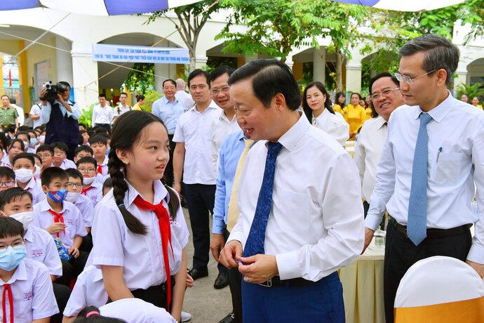Phó Thủ tướng Chính phủ Trần Hồng Hà trò chuyện, thăm hỏi học sinh nhân dịp năm học mới.