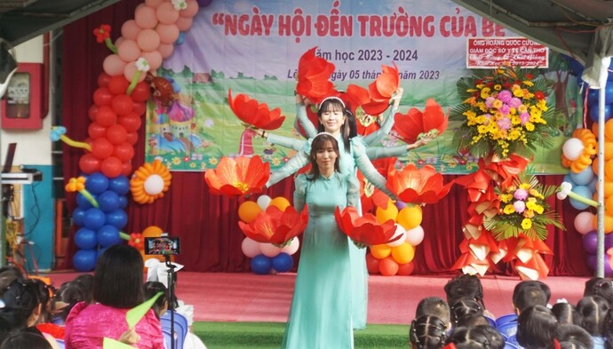 Văn nghệ chào mừng tại Lễ khai giảng Trường Mầm non Lê Bình.