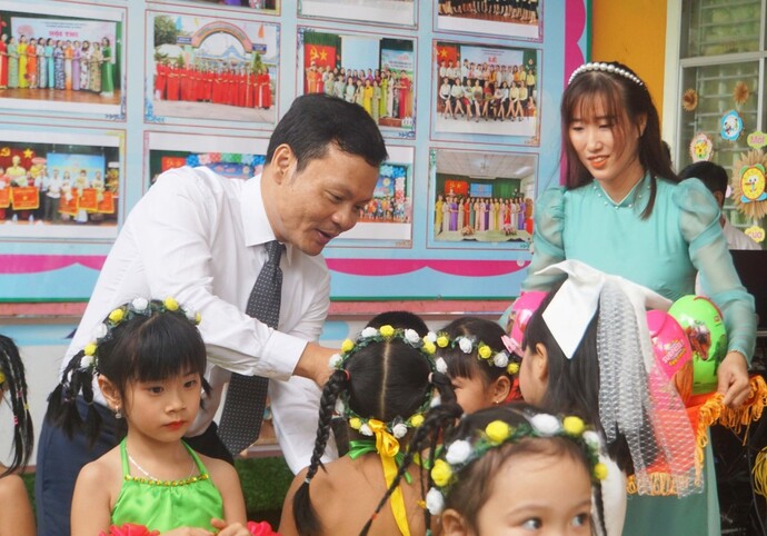 Ông Hoàng Quốc Cường, Giám đốc Sở Y tế tặng quà cho các em tại Trường Mầm non Lê Bình.
