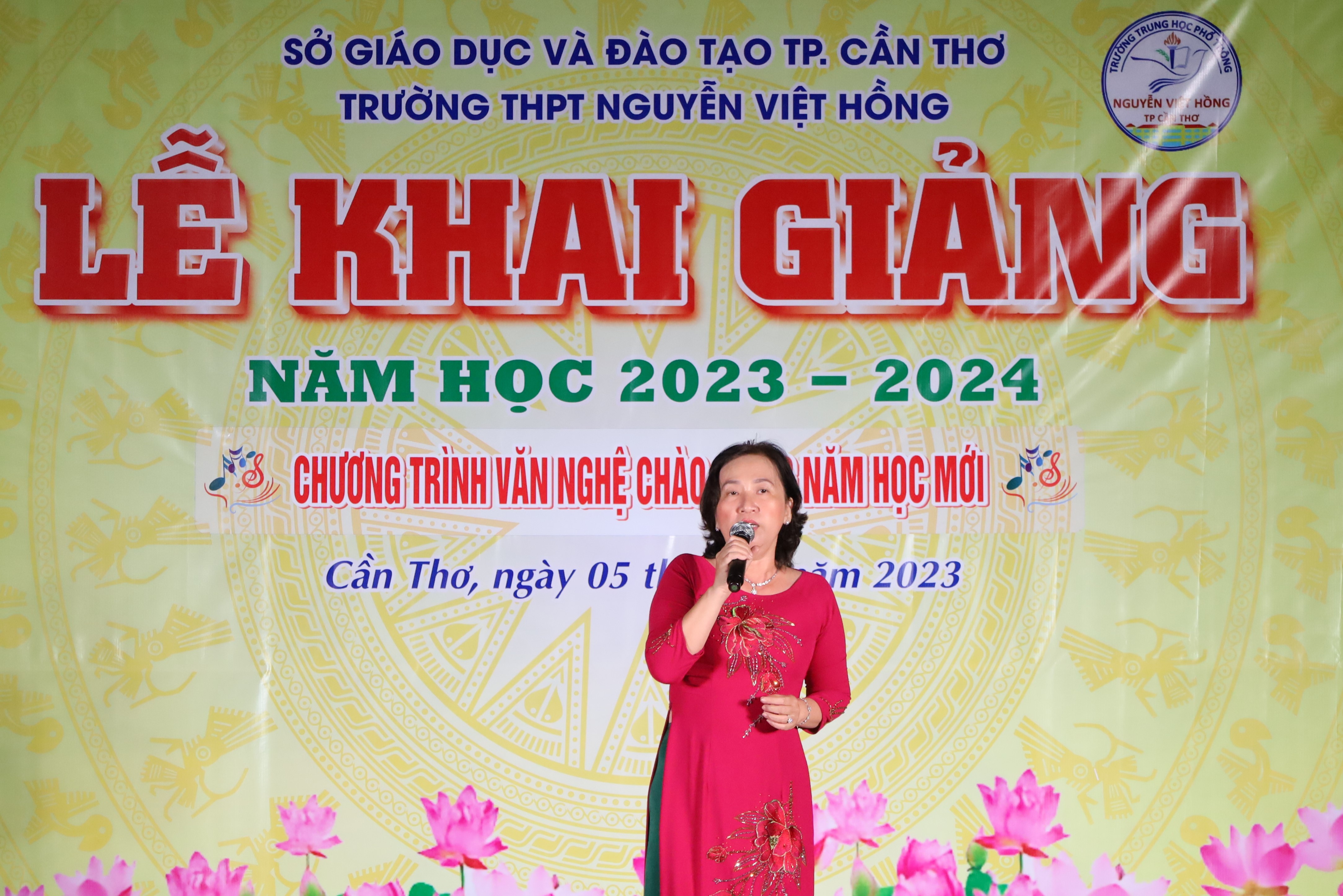 Cô Trần Thị Lụa - Hiệu trưởng Trường THPT Nguyễn Việt Hồng, quận Ninh Kiều trò chuyện cùng học sinh tại đêm văn nghệ chào mừng lễ khai giảng năm học 2023 - 2024.