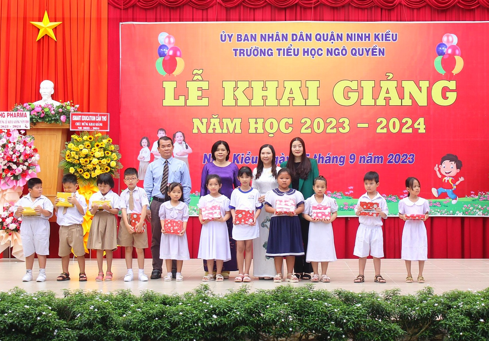 Đại biểu và Ban giám hiệu Trường Tiểu học Ngô Quyền, quận Ninh Kiều tặng quà cho các em học sinh.