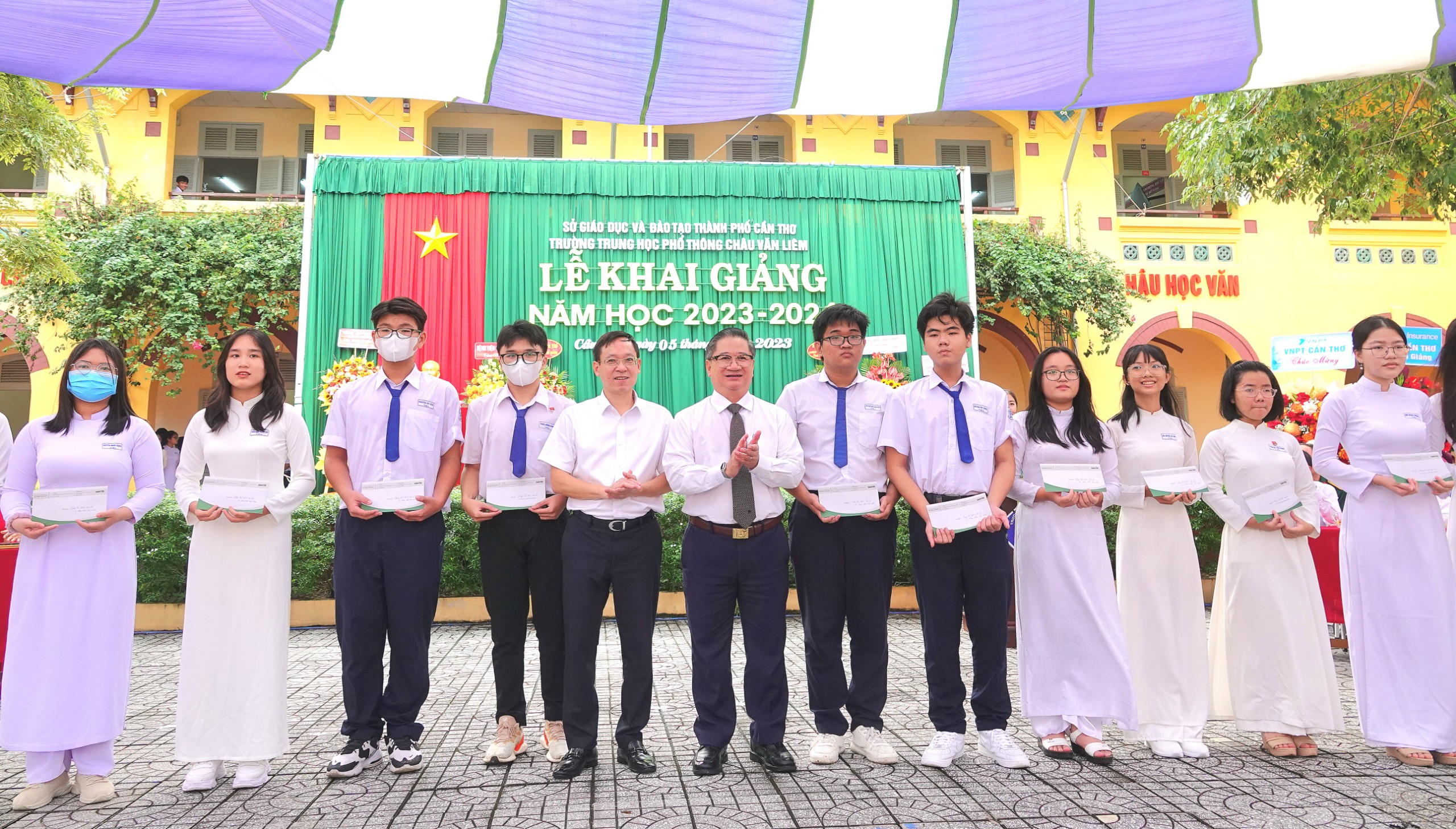 Ông Trần Việt Trường - Phó Bí thư Thành ủy, Chủ tịch UBND TP. Cần Thơ trao tặng quà cho các em học sinh Trường THPT Châu Văn Liêm.