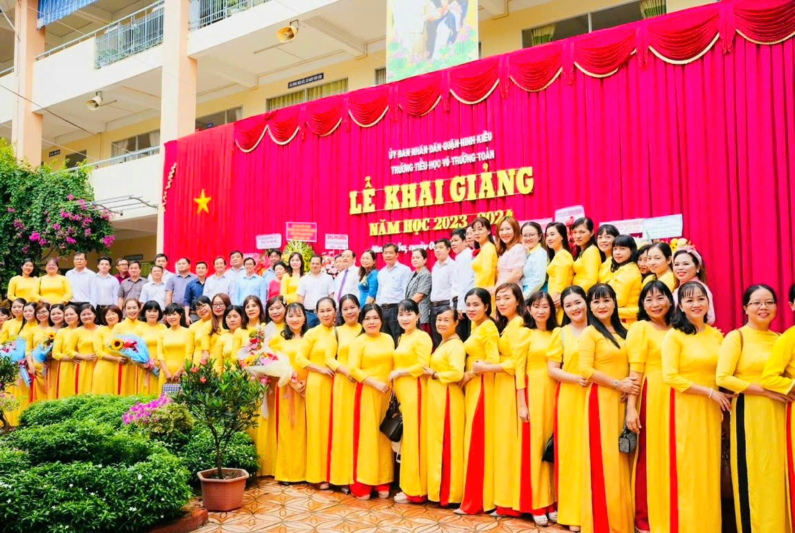 Tập thể Ban giám hiệu và giáo viên Trường Tiểu học Võ Trường Toản, quận Ninh Kiều quyết tâm hoàn thành nhiệm vụ năm học 2023 - 2024.