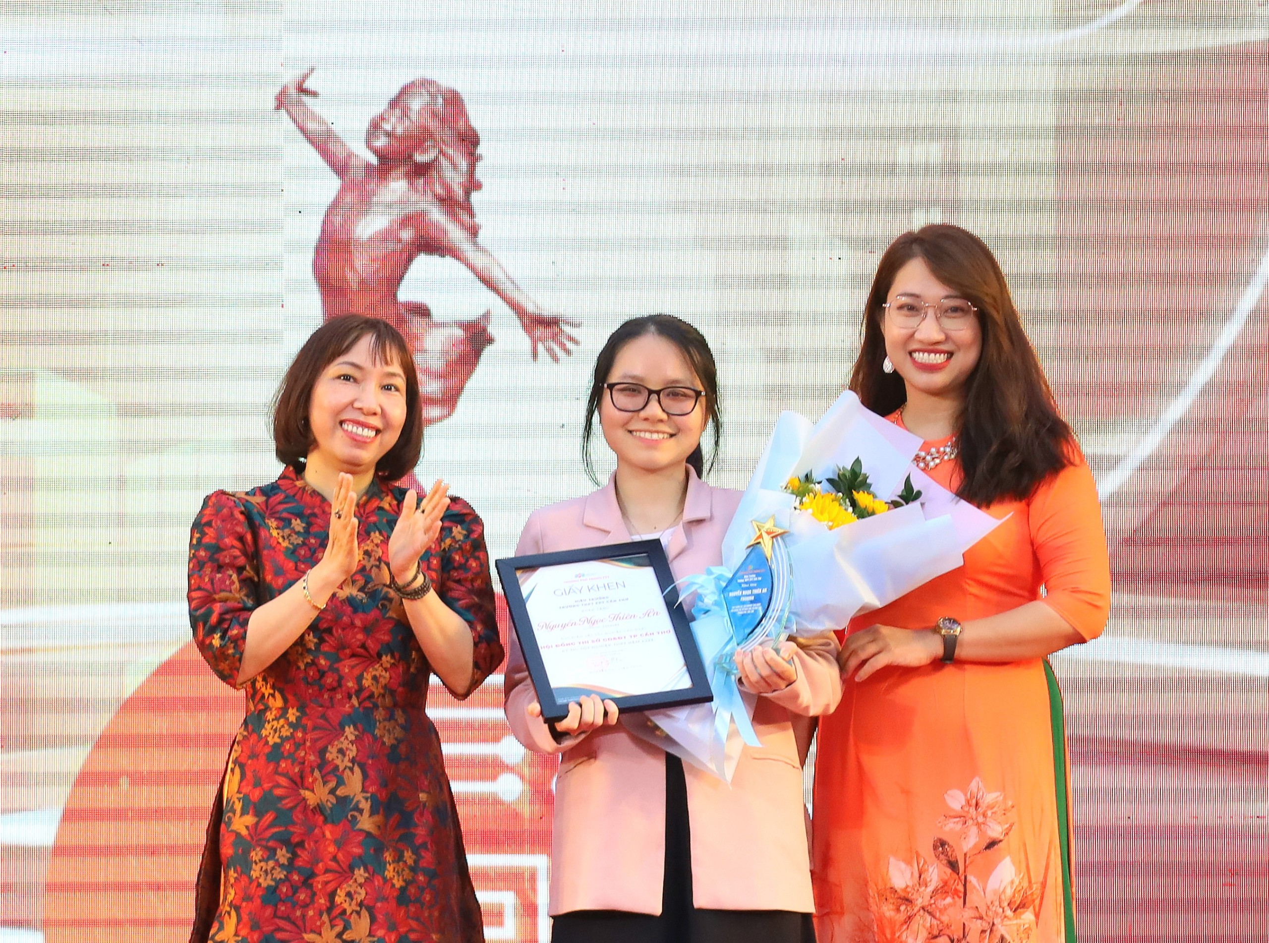Trao khen thưởng cho em Nguyễn Ngọc Thiên An - thí sinh đạt điểm xét tốt nghiệp THPT năm 2023 cao nhất của Hội đồng thi Sở Giáo dục và Đào tạo TP. Cần Thơ, với 10,37 điểm.