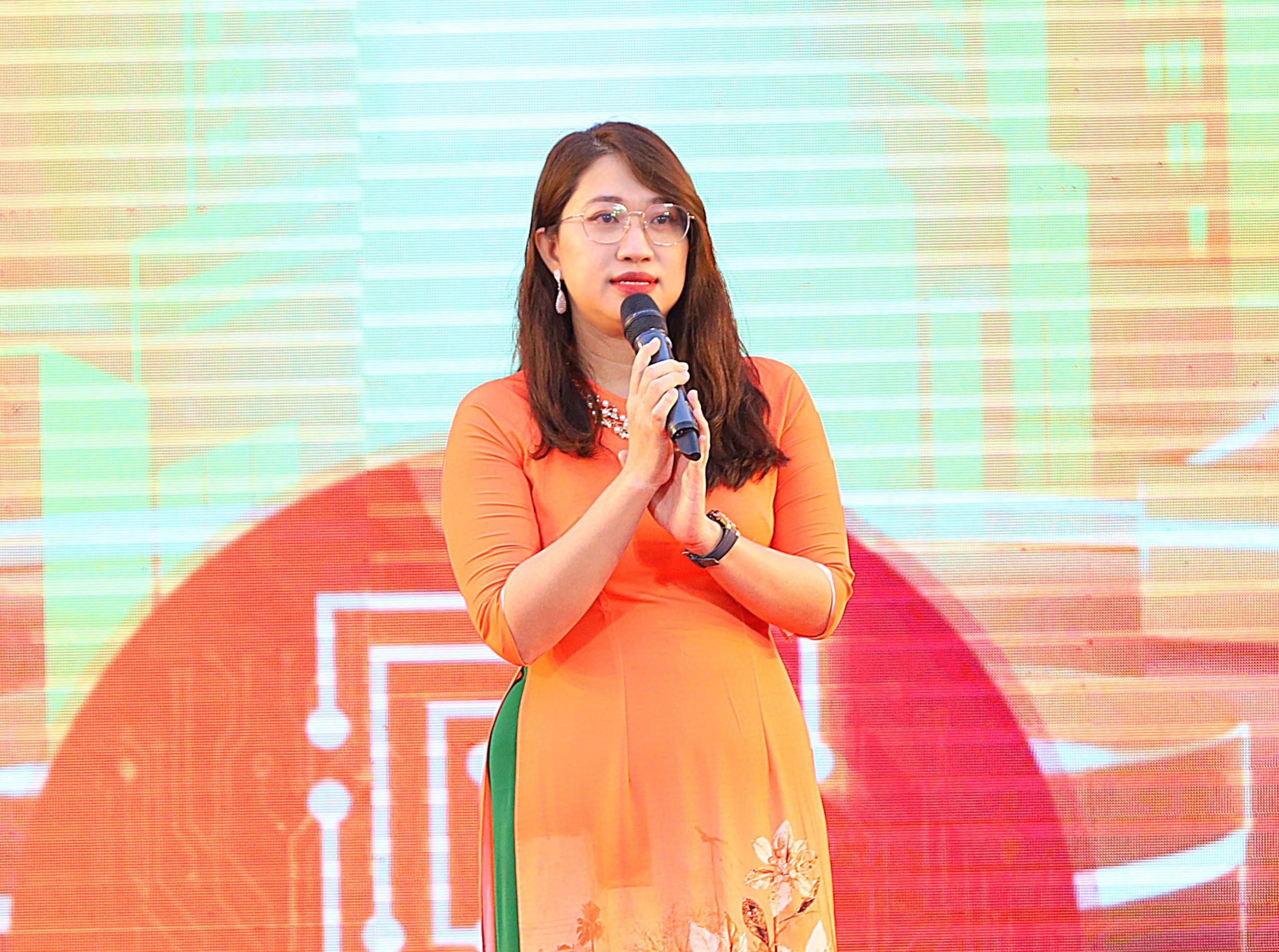 Bà Nguyễn Thị Uyên Thúy - Hiệu trưởng Trường Trung học phổ thông FPT Cần Thơ phát biểu tại lễ khai giảng.