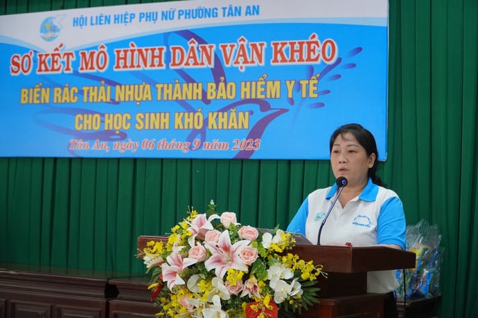 Bà Nguyễn Thị Trang - Đảng ủy viên, Chủ tịch Hội LHPN phường Tân An báo cáo kết quả thực hiện Mô hình Dân vận khéo “Biến rác thải nhựa thành BHYT cho học sinh khó khăn” năm 2023.