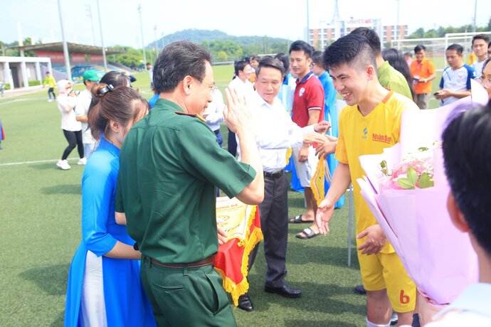 Ông Dương Xuân Phượng - Phó Giám đóc Học viện Viettel tặng hoa cho các cầu thủ.