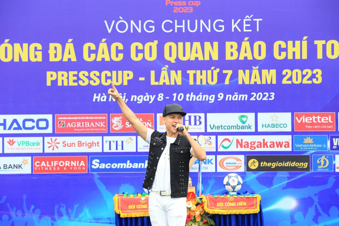 Ca sĩ Duy Khoa thể hiện hai ca khúc “Football number one”, “Niềm tin chiến thắng remix”.