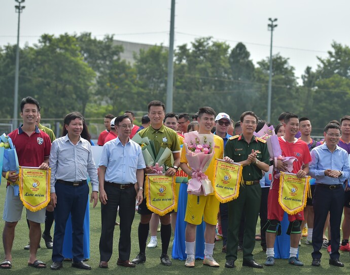 Ông Vũ Hải Quang - Phó Tổng Giám đốc Đài Tiếng nói Việt Nam (thứ 2 từ trái sang) trao cờ lưu niệm cho đại diện đội bóng.