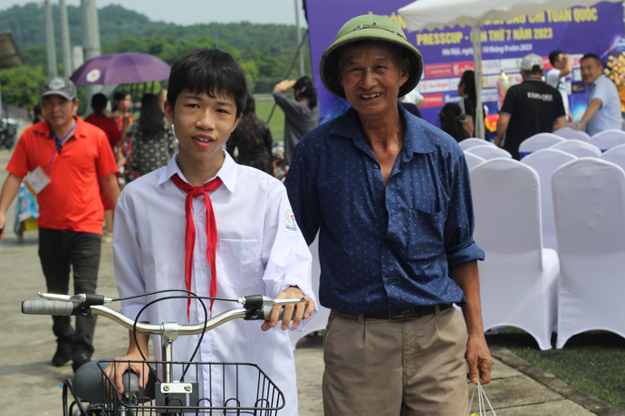 Ban tổ chức Press Cup 2023 trao quà cho các em học sinh nghèo vượt khó tại huyện Thạch Thất.