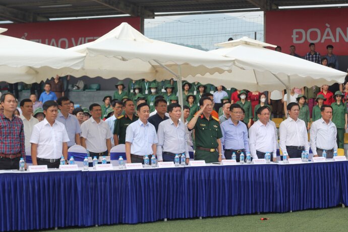 Các đại biểu làm lễ chào cờ trong Lễ khai mạc Press Cup 2023.