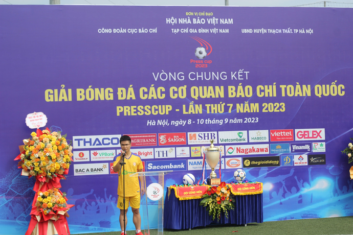 Cầu thủ Nguyễn Thịnh - đội bóng báo Nông thôn Ngày nay đại diện cho các cầu thủ tham dự giải tuyên thệ.