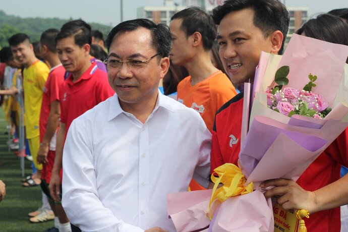 Ông Nguyễn Mạnh Hồng - Chủ tịch UBND huyện Thạch Thất, TP. Hà Nội tặng hoa cho các đội bóng.