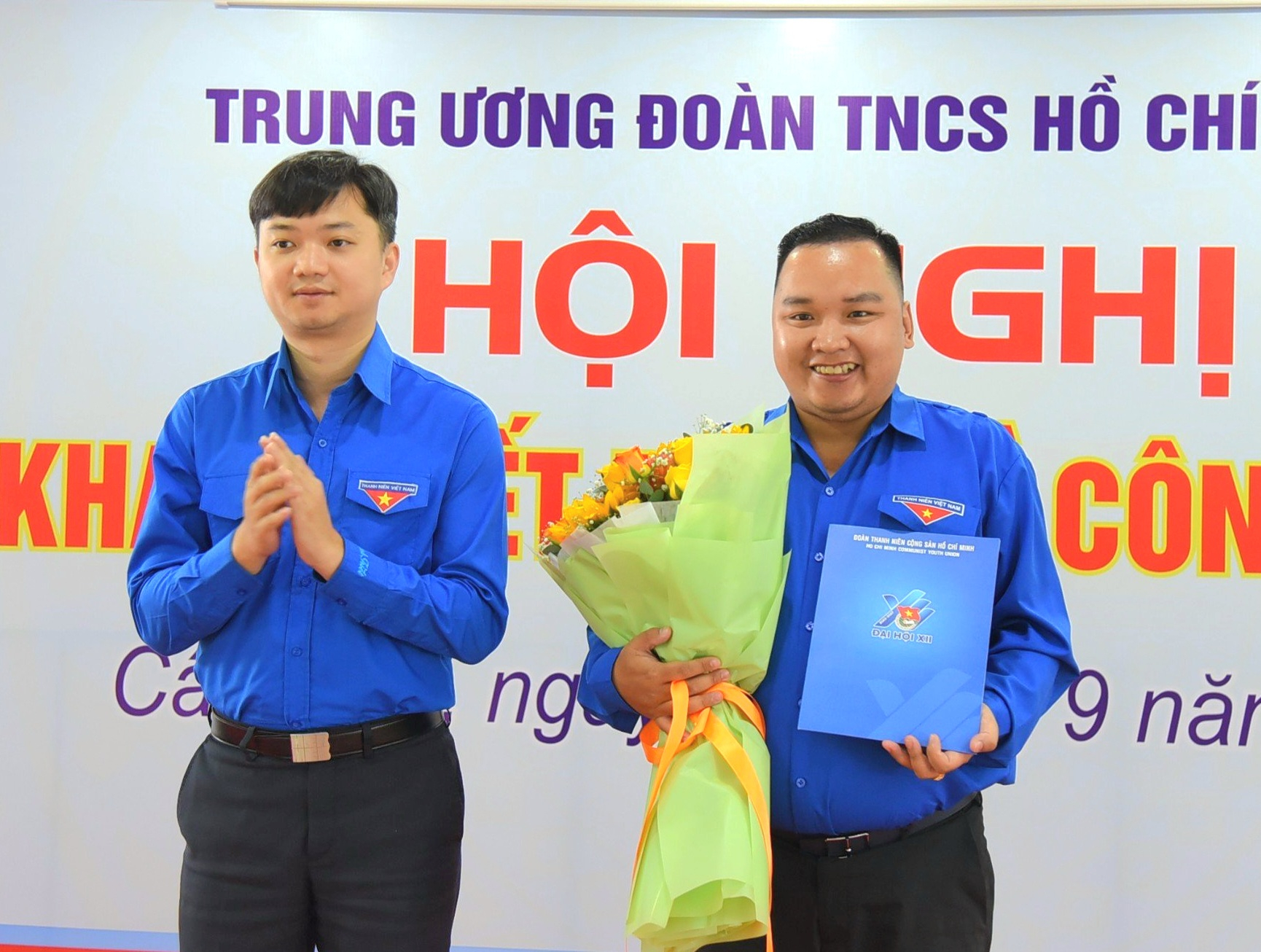 Anh Nguyễn Minh Triết - Bí thư BCH Trung ương Đoàn, Chủ tịch Hội Sinh viên Việt Nam trao quyết định, tặng hoa cho anh Nguyễn Tứ Thiên tân Phó Bí thư Thành Đoàn Cần Thơ.