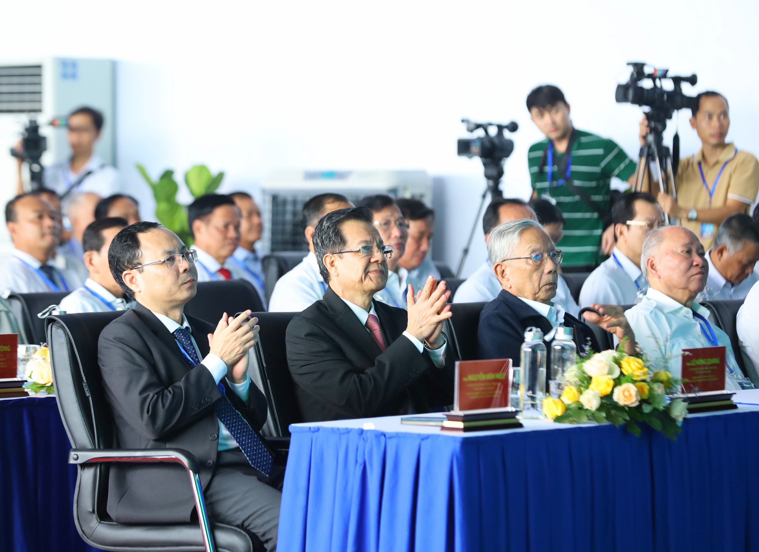 Các đại biểu tham dự buổi lễ.