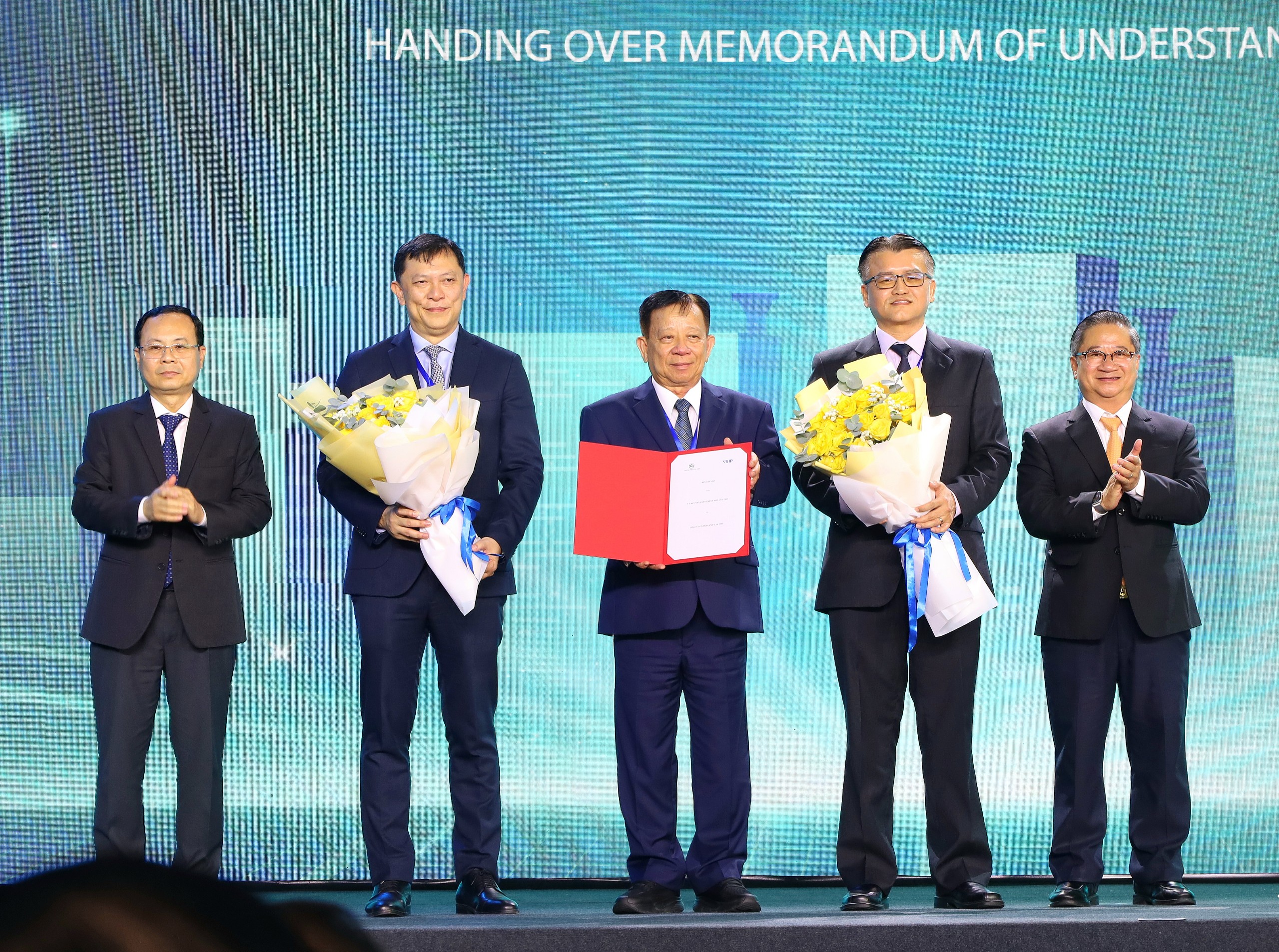 Ông Nguyễn Văn Hiếu - Ủy viên Dự khuyết BCH Trung ương Đảng, Bí thư Thành ủy Cần Thơ và ông Trần Việt Trường - Phó Bí thư Thành ủy, Chủ tịch UBND TP. Cần Thơ trao giấy chứng nhận đầu tư cho đại diện VSIP.