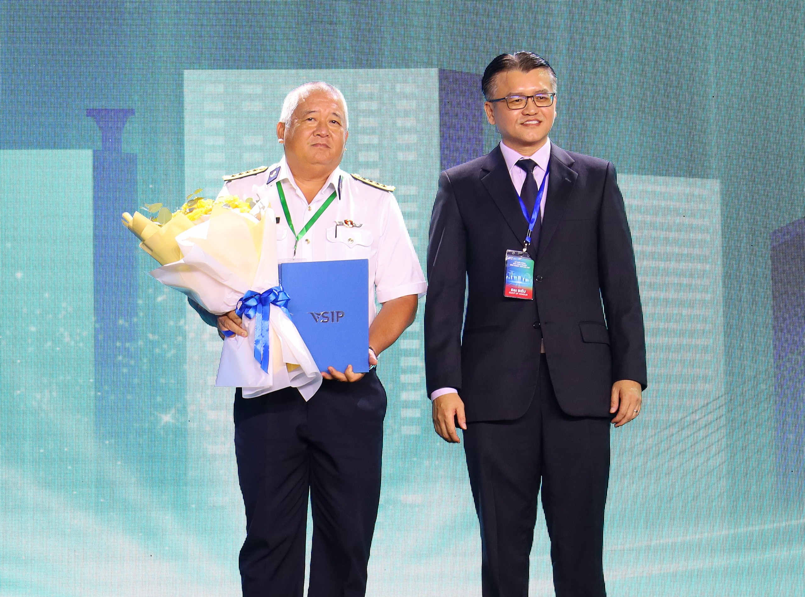 Đại diện VSIP trao bản ghi nhận hợp tác nghiên cứu phát triển cho Đại tá Phùng Ngọc Minh - Phó Tổng giám đốc Tổng Công Ty Tân Cảng Sài Gòn “SNP”.