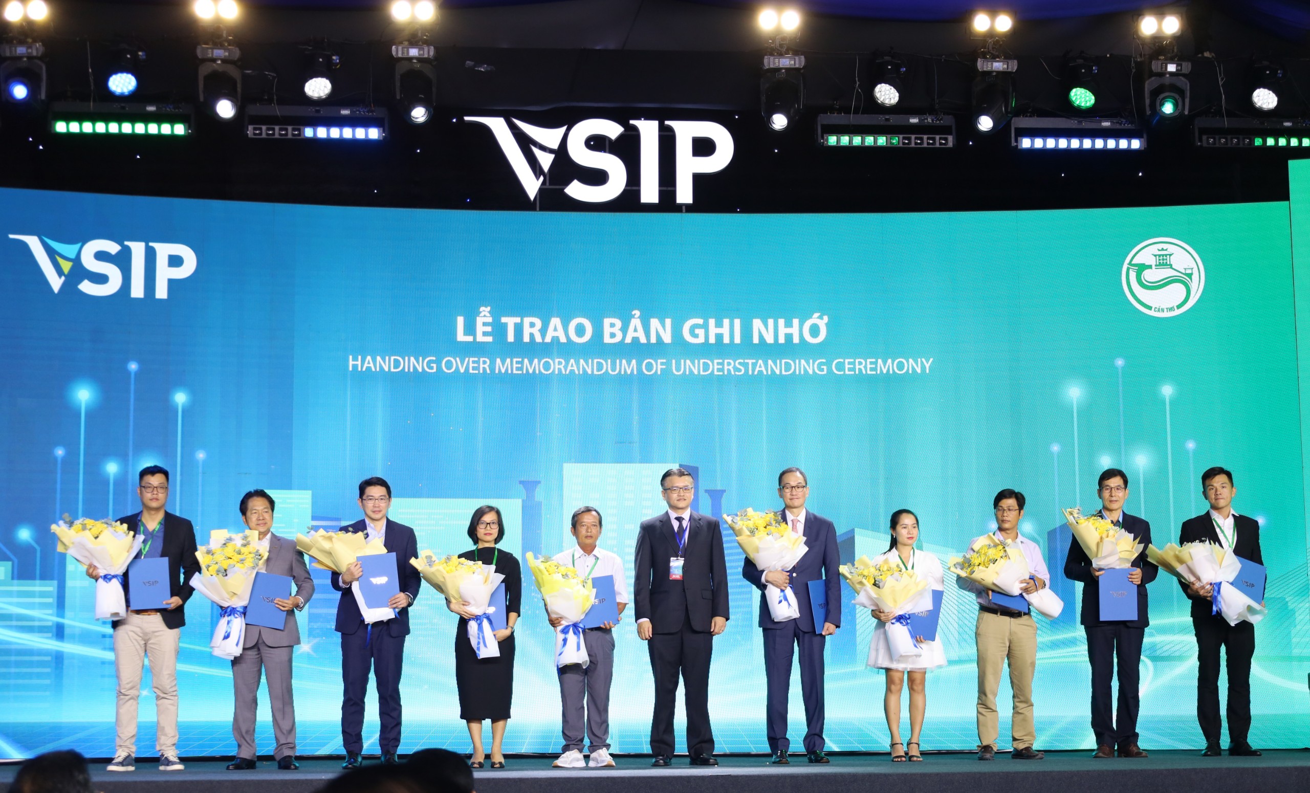 Đại diện VSIP Group trao Bản ghi nhớ cho các nhà đầu tư thuê đất và hợp tác kinh doanh.