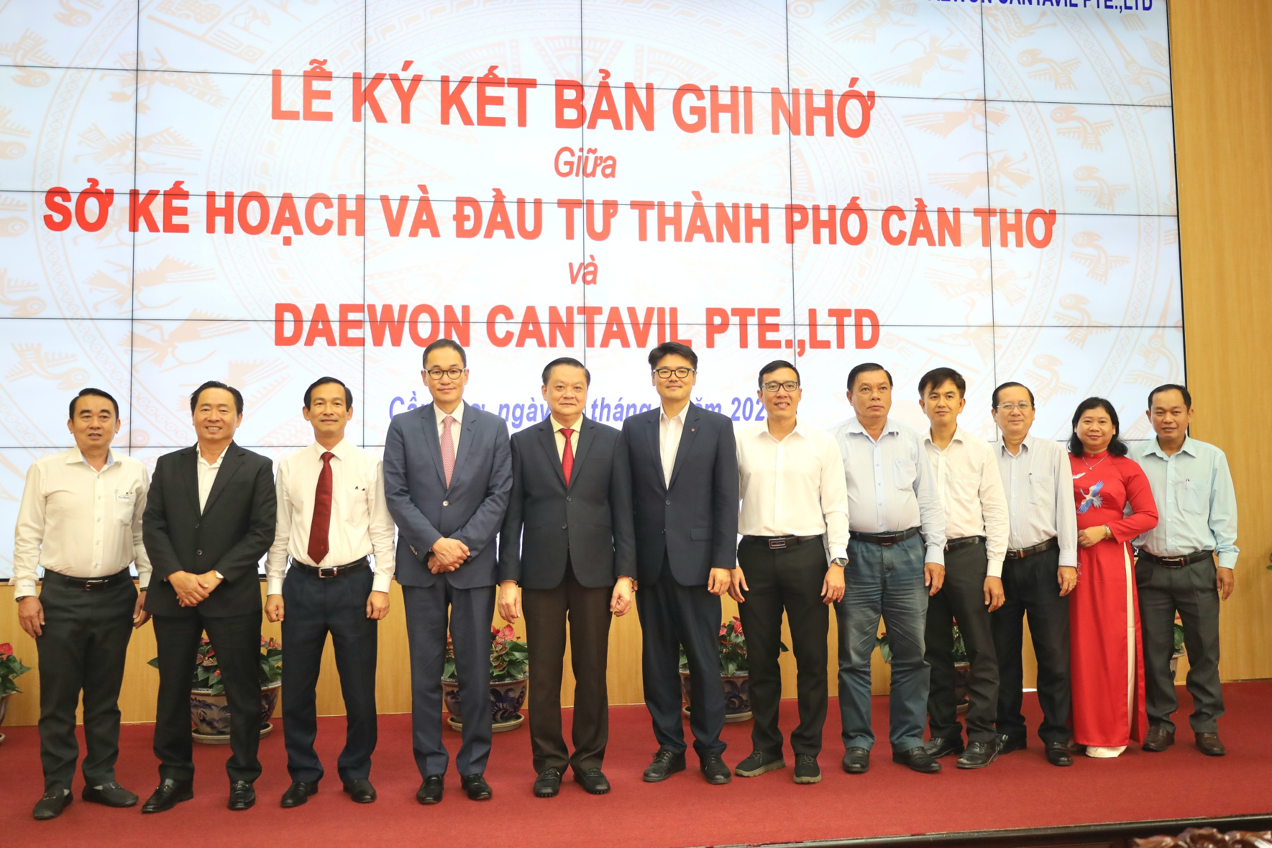 Các đại biểu chụp hình lưu niệm tại lễ ký kết.