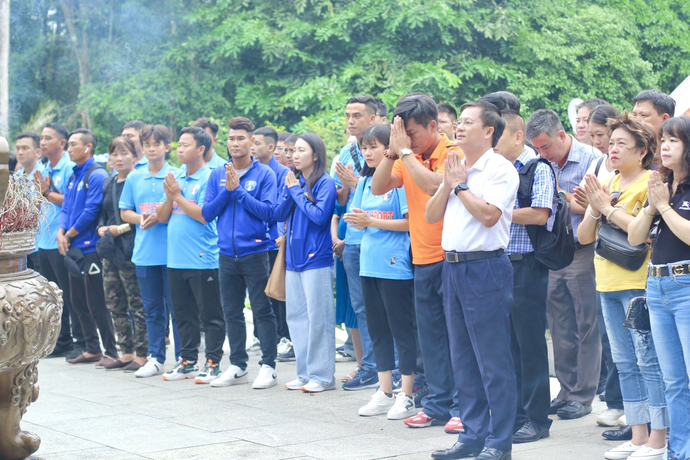 Nhà báo Hồ Minh Chiến - TBT Tạp chí Gia đình Việt Nam (áo trắng) cùng các đội bóng dâng hương tưởng niệm Chủ tịch Hồ Chí Minh tại Khu di tích K9, Đá Chông.