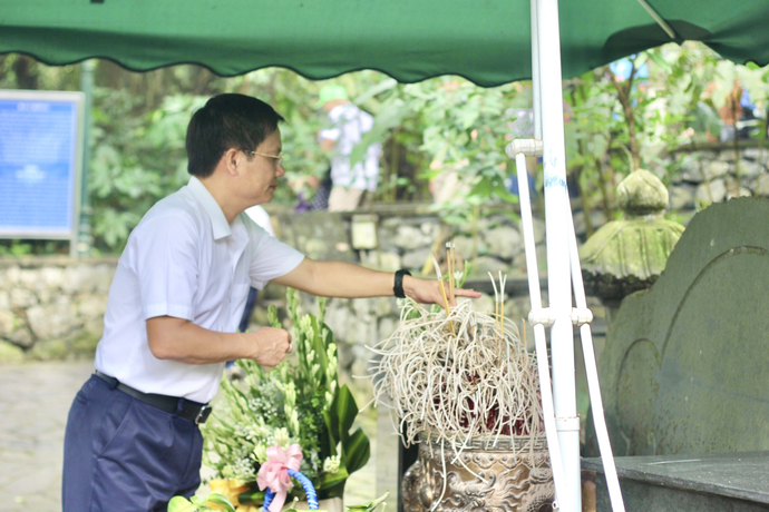 Nhà báo Hồ Minh Chiến cùng các đội bóng dâng hương tại đồi Đá Chông.