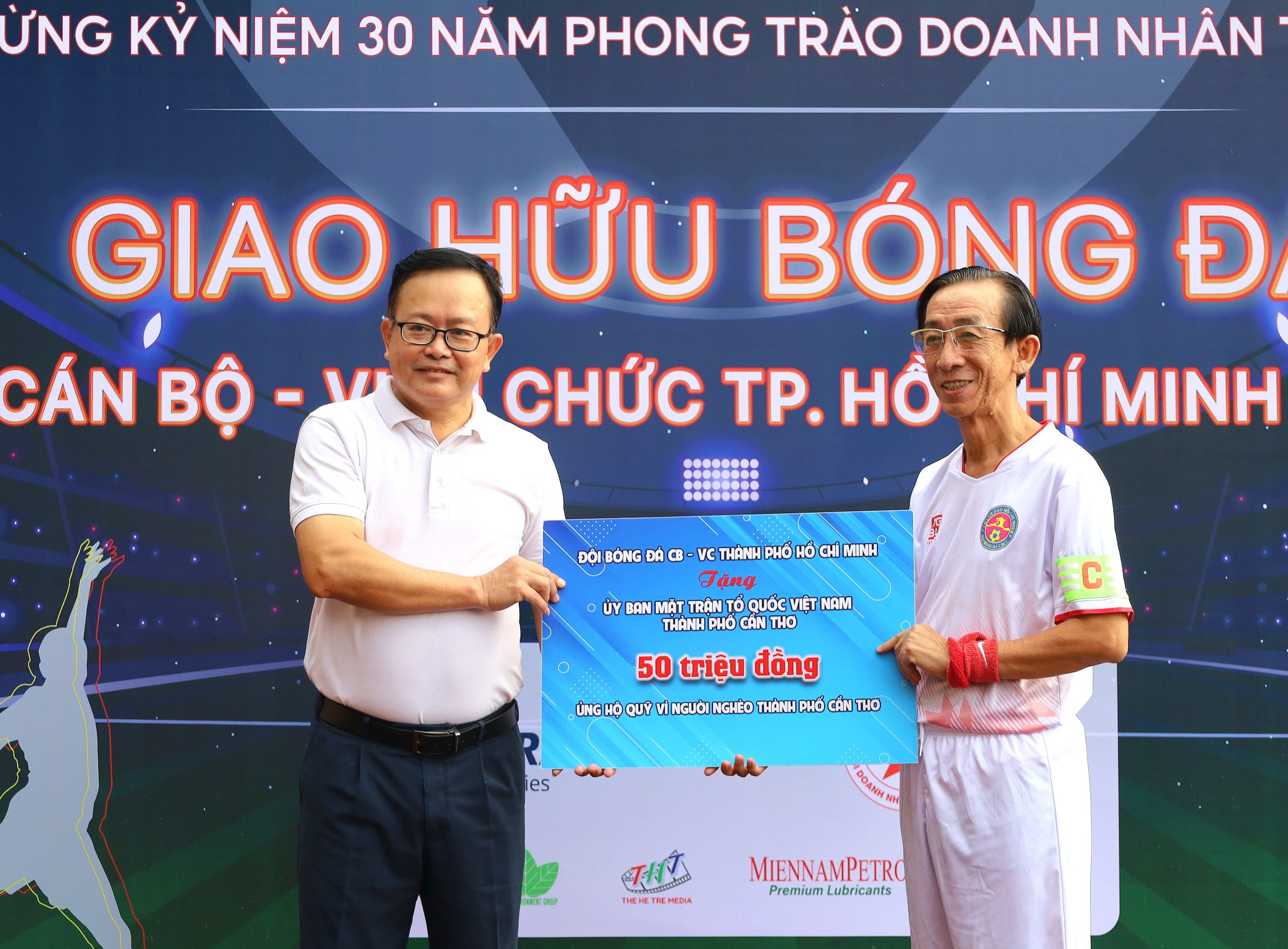 NGUT. PGS.TS Trần Hoàng Ngân - Đại biểu Quốc hội khóa XV thuộc Đoàn đại biểu quốc hội TP. Hồ Chí Minh trao bảng tượng trưng ủng hộ 50 triệu đồng vào Quỹ vì người nghèo TP. Cần Thơ.