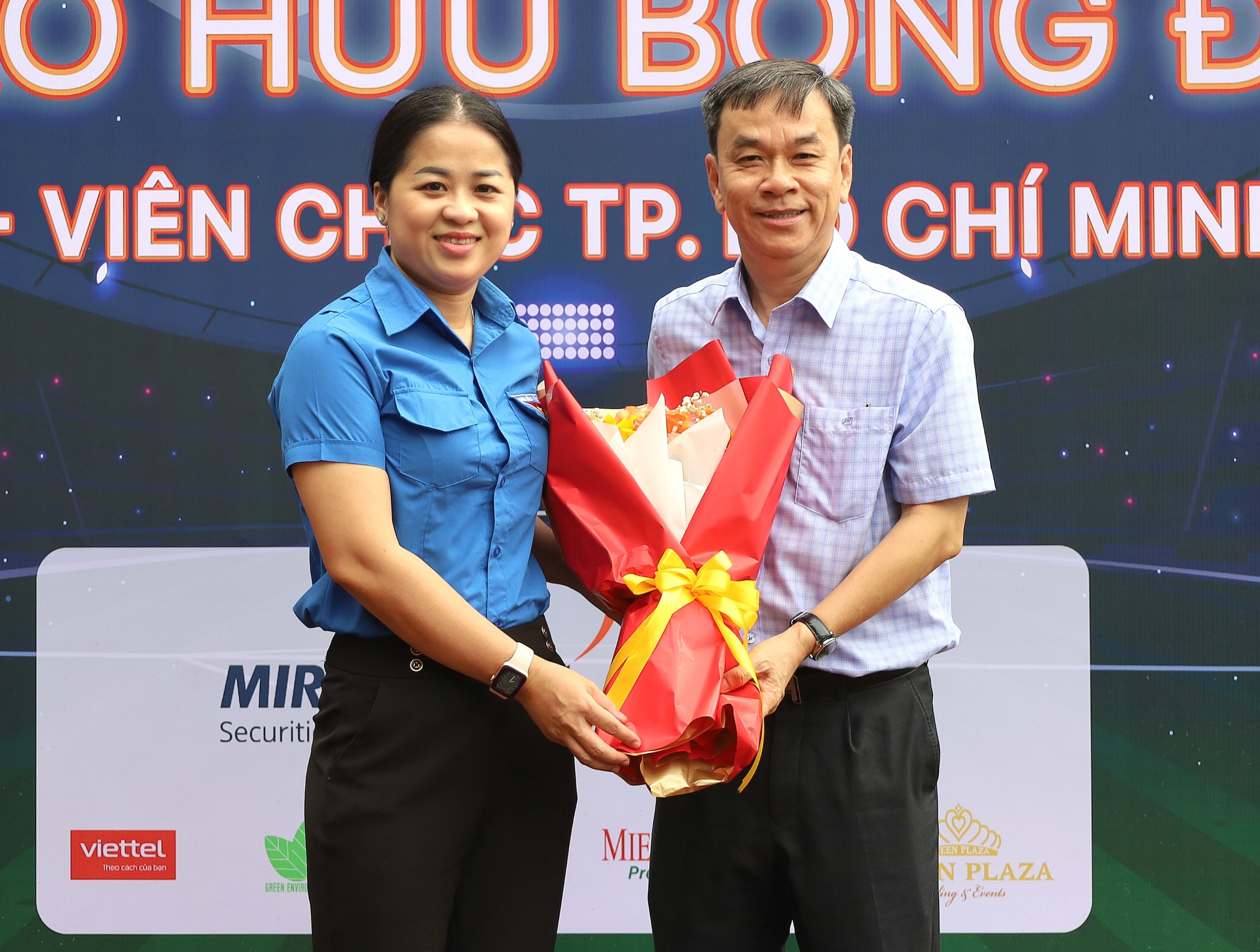 Chị Lư Thị Ngọc Anh - Bí thư Thành đoàn Cần Thơ trao tặng hoa cám ơn cho ông Đinh Tuấn Kiệt - Chủ tịch Hội Doanh nhân trẻ TP. Cần Thơ đơn vị tổ chức trận đấu giao hữu.