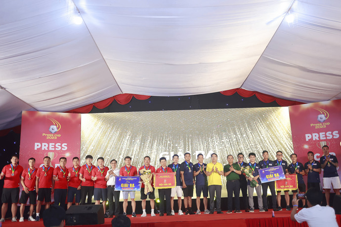 Hai đội bóng đạt giải Ba nhận thưởng của Ban tổ chức