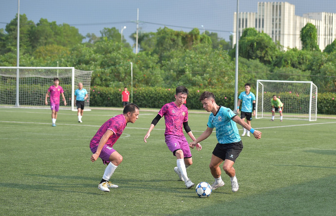 Cầu thủ Đại Cán của FC Đài Truyền hình Việt Nam (áo xanh) không thể phát huy được kỹ thuật của mình trước sự truy cản quyết liệt của đội bạn.