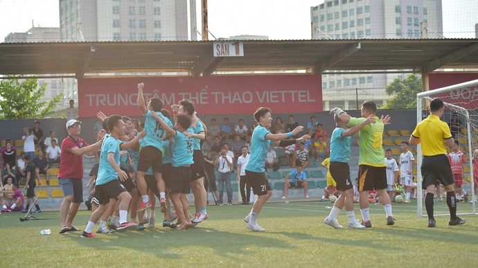 Các cầu thủ FC Đài Truyền hình Việt Nam ăn mừng chiến thắng sau loạt luân lưu đầy kịch tính.