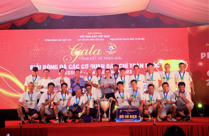 Ban tổ chức lên trao cúp vô địch Press Cup 2023 cho FC Đài Truyền hình Việt Nam